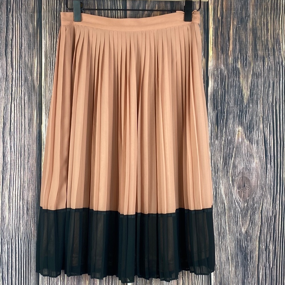 Forever 21 Tan & Black Pleated Skirt- Size XS